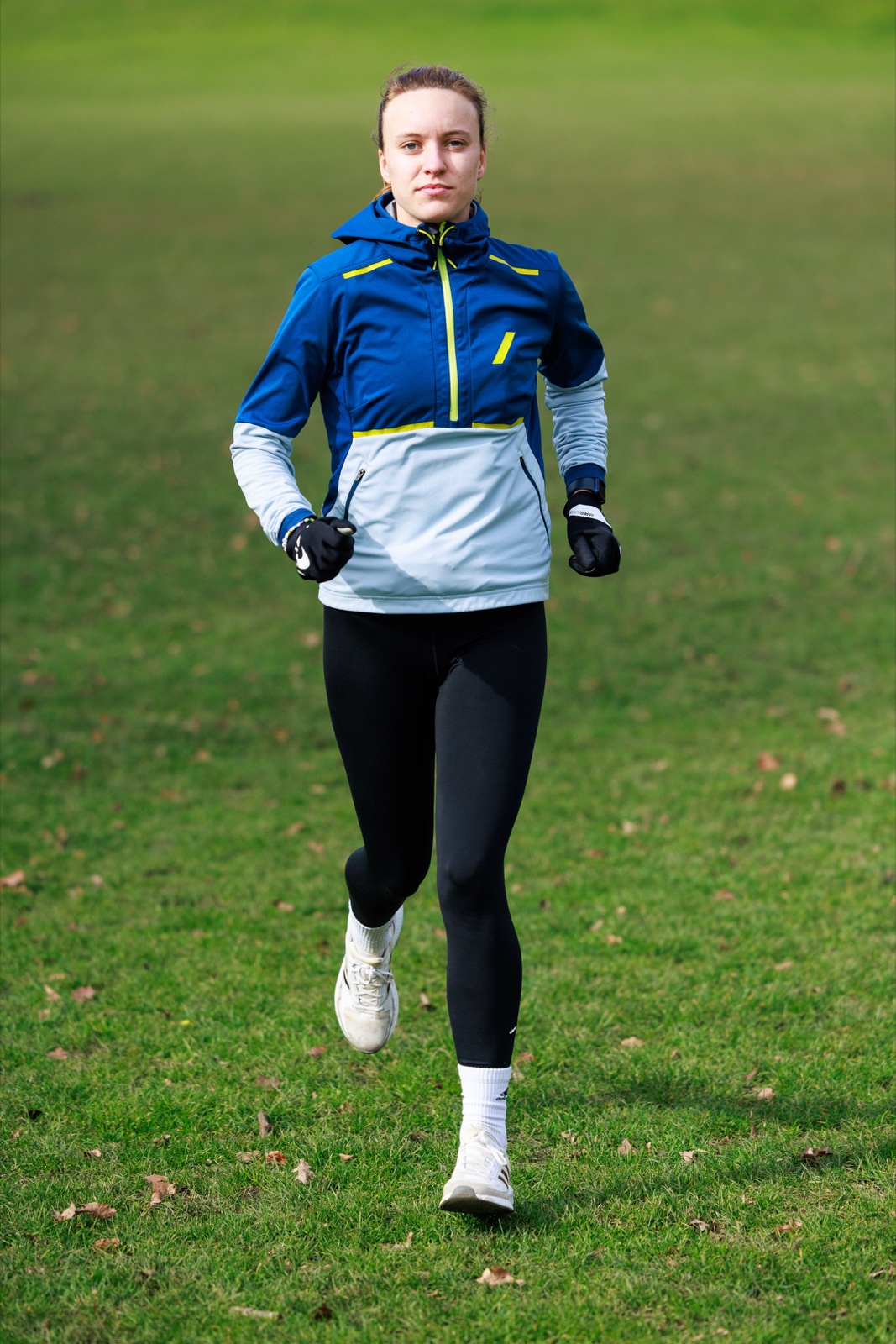 Futó városi környezetben, CGM szenzorral a felkaron